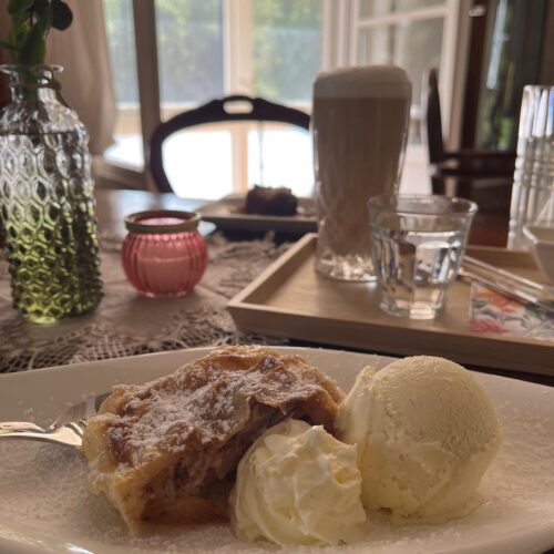 Kaffee und hausgemachter Apfelstrudel auf einem Tisch im Café des Lebens