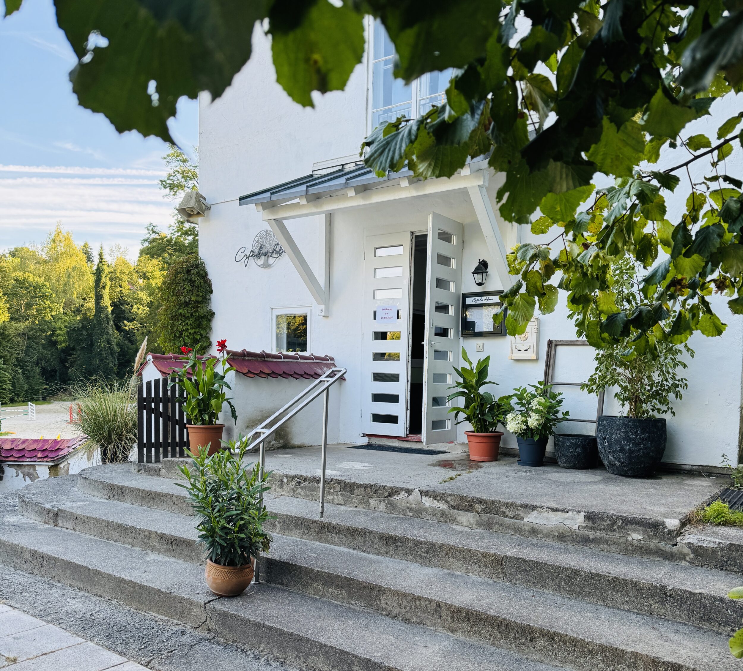 Außenansicht des Café des Lebens am Schloss Pertenstein