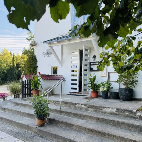 Außenansicht des Café des Lebens am Schloss Pertenstein