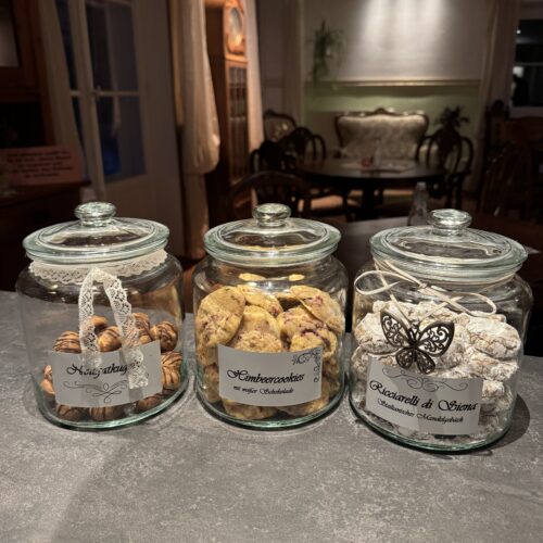 Beschriftete Gläser mit Zutaten und Vorräten im Café des Lebens