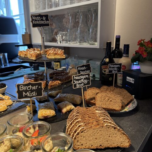 Frühstücksbuffet mit frischem Brot und verschiedenen Köstlichkeiten