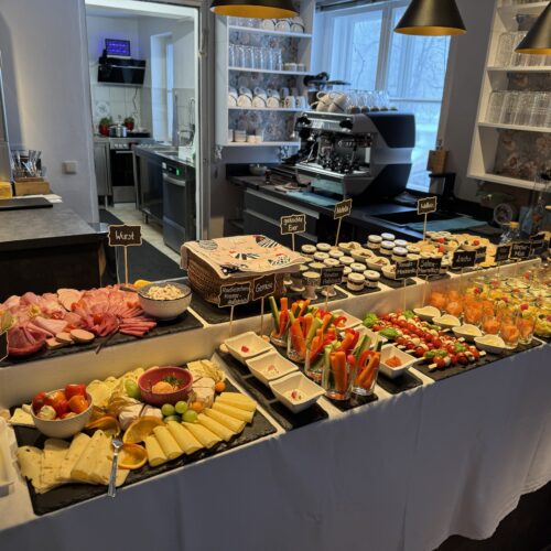 Frühstücksbuffet mit vielfältiger Auswahl im Café des Lebens