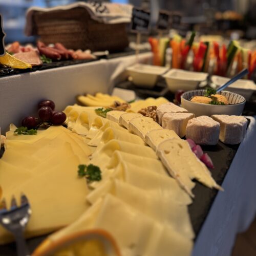 Frühstücksbuffet mit Käseauswahl und frischen Zutaten im Café des Lebens