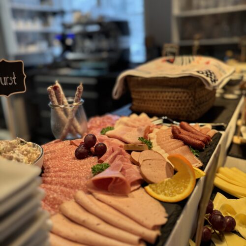 Frühstücksbuffet mit Aufschnitt und Käse im Café des Lebens