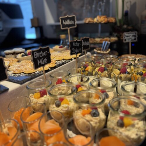 Kleine Gläser mit verschiedenen Frühstücksspezialitäten beim Buffet