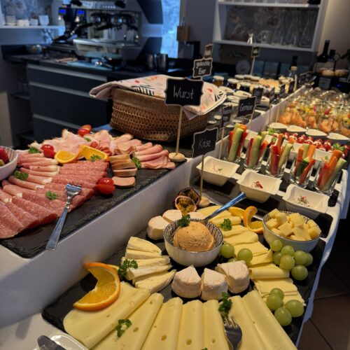 Großes Frühstücksbuffet mit vielfältiger Auswahl im Café des Lebens