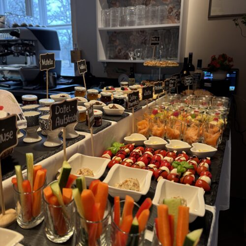 Frühstücksbuffet mit kleinen Gläsern und vielen hausgemachten Spezialitäten