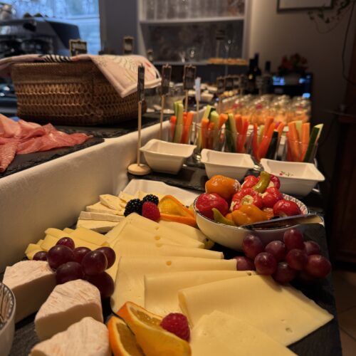 Frisches Gemüse und Käse beim Frühstücksbuffet im Café des Lebens