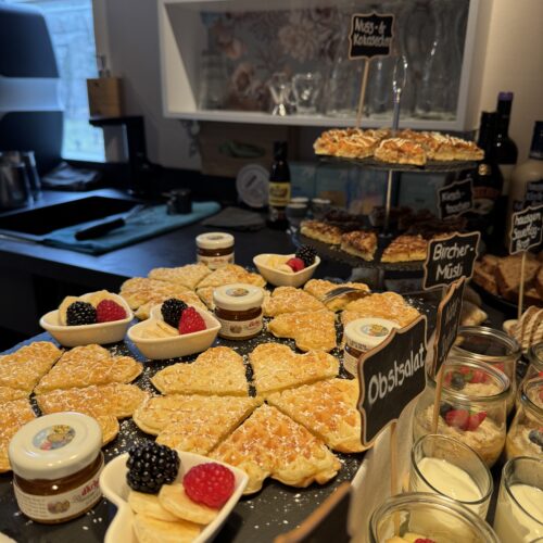 Frühstücksbuffet mit Waffeln und kleinen Speisen im Café des Lebens