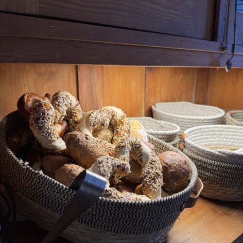 Frische Brötchen im Korb beim Frühstück im Café des Lebens