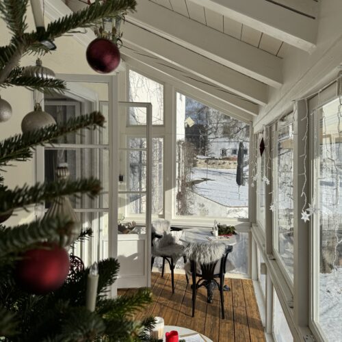 Heller Wintergarten mit Sitzplätzen im Café des Lebens