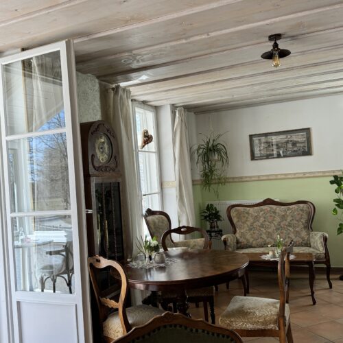 Blick durch eine offene Tür in den gemütlichen Innenraum des Cafés