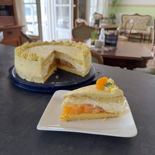 Hausgemachter Kuchen mit fruchtigem Topping auf einem Teller im Café