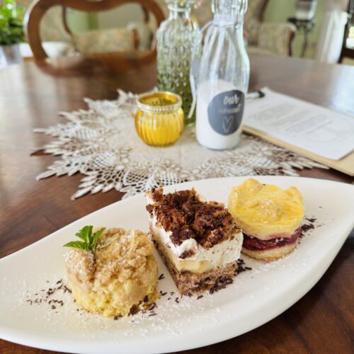 Teller mit verschiedenen hausgemachten Kuchen im Café des Lebens