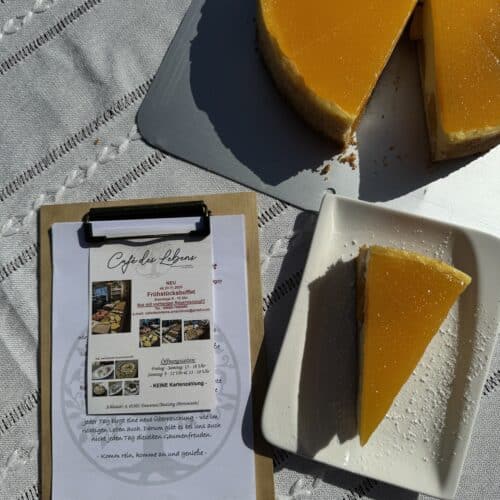 Hausgemachter Kuchen mit kleiner Karte im Café des Lebens