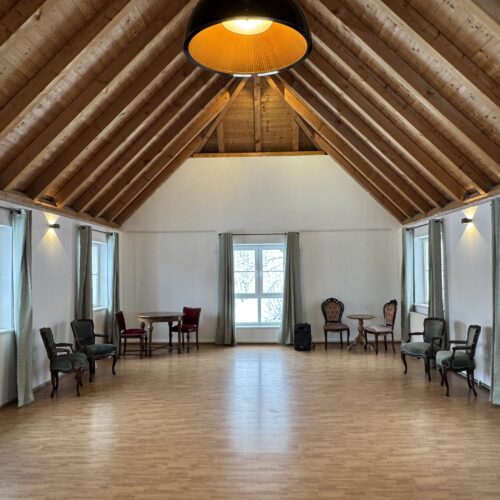 Großer heller Saal mit viel Platz und natürlichem Licht im Café des Lebens