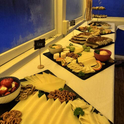 ABendbuffet mit Käseauswahl am Fenster im Café des Lebens bei Abendlicht