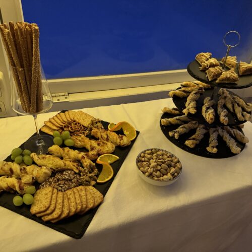 Auswahl an hausgemachten SNacks und Gebäck auf einer Platte im Café des Lebens