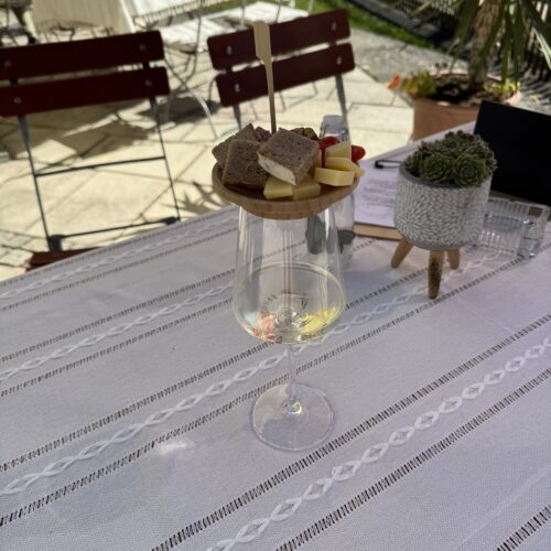 Glas Wein mit kleinen Snacks