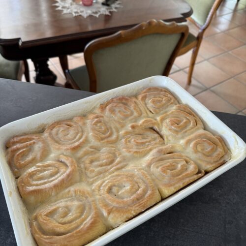 Frisch gebackene Zimtschnecken auf einem Blech im Café des Lebens