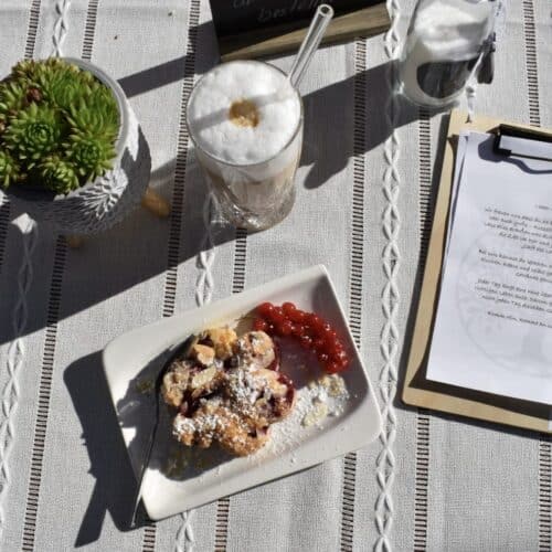 Hausgemachtes Gebäck und Kaffee auf einem liebevoll gedeckten Tisch im Café des Lebens